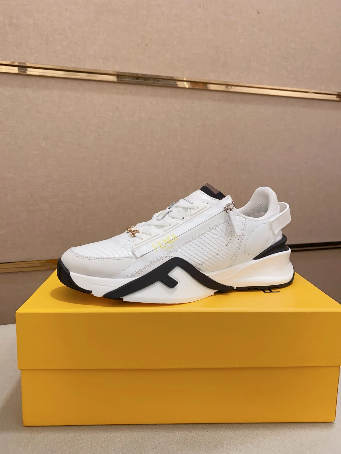 Men's shoes💰: 540💰(Higher version) [Fendi] Fendi's latest casual shoes for men! Available at counters simultaneously! A one-to-one replica of the original. Made entirely of imported top-grain calfskin, the interior is made of top-grain water-dyed cowhide, and the original factory-supplied rubber outsole. Leading new fashion concepts. Matching code: 38-44. 45 can be customized and non-returnable!